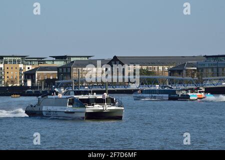 Uber Boat by Thames Clipper bateau de service d'autobus Galaxy Clipper exploite le service de bus de la rivière RB1 sur la rivière Tamise à Londres Banque D'Images