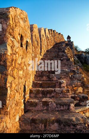 Fortification avec bastions de fort Jaigarh et Amer ou Amber Ville près de Jaipur ville Inde vue en soirée Banque D'Images