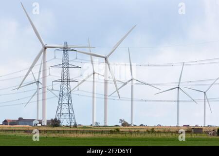 Éoliennes et pylônes d'électricité, parc éolien Little Cheyne, Romney Marsh, Kent, Royaume-Uni Banque D'Images