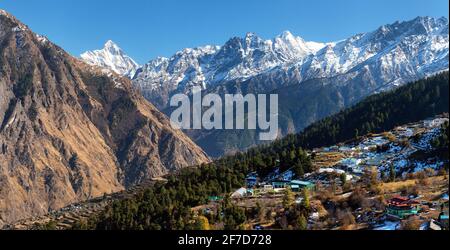 Mont Nanda Devi, l'un des meilleurs monts de l'Inde Himalaya, vu de Joshimath Auli, Uttarakhand, montagnes indiennes de l'Himalaya Banque D'Images