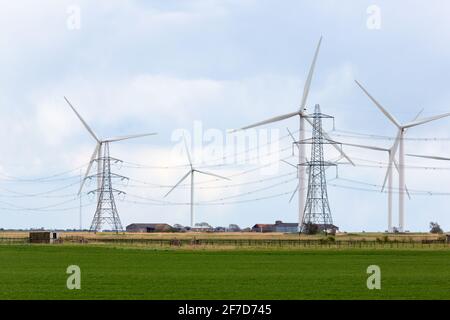 Éoliennes et pylônes d'électricité, parc éolien Little Cheyne, Romney Marsh, Kent, Royaume-Uni Banque D'Images