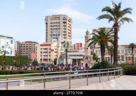 Izmir, Turquie - 5 février 2015 : les touristes marchent sur la place Konak d'Izmir Banque D'Images