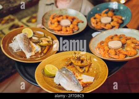 Plateau avec poisson dans un restaurant de la Restinga on La côte de l'île d'El Hierro dans le Îles Canaries Banque D'Images