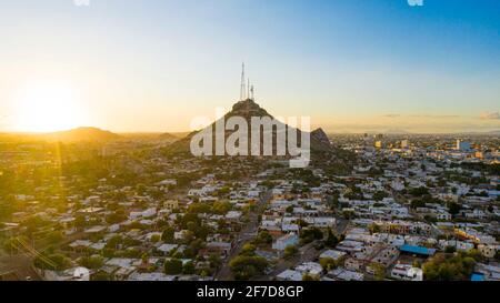 Vue aérienne de Cerro de la Campana au coucher du soleil et de l'Hacienda de la Flor, colonies de Revolucion le 10 décembre 2020 à Hermosillo, Mexique. .(photo de Luis Gutierrez / Norte photo) ... Vista aerea del cerro de la camapana al atardecer y las colonias Hacienda de la Flor, Revolucion el 10 Diciembre 2020 en Hermosillo, Mexique. . (Photo de Luis Gutierrez/Norte photo )... Banque D'Images