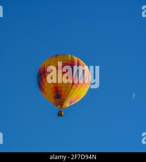 Vol paisible au-dessus de l'Arizona ensoleillé dans un ballon d'air chaud aux couleurs vives. Maricopa County, Arizona Banque D'Images