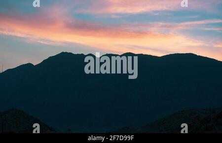 Vue panoramique sur l'oasis des palmiers, le vieux bâtiment, les montagnes et les couchers de soleil, depuis El Gantera, Biskra Banque D'Images