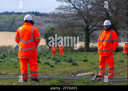 Aylesbury Vale, Royaume-Uni. 6 avril 2021. Aujourd'hui, HS2 était en train de s'enferler sur un sentier public pour essayer d'empêcher les écologistes d'assister à la chute de son bois de Jones Hill. Les écologistes sont furieux que Natural England ait accordé la licence à HS2 pour tomber dans les bois malgré le fait qu'il y ait de rares chauves-souris barbâtelle vivant dans les bois. La ligne ferroviaire High Speed 2, très controversée et très largement hors de budget, de Londres à Birmingham est en train de sculpter une énorme cicatrice à travers les Chilterns qui est un AONB. Crédit : Maureen McLean/Alay Live News Banque D'Images