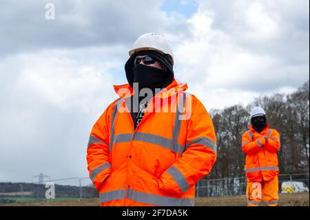 Aylesbury Vale, Royaume-Uni. 6 avril 2021. HS2 sécurité garde le bois. HS2 ont commencé à abattre le très aimé Jones Hill Wood aujourd'hui. L'auteur local pour enfants Roald Dahl aurait pu s'inspirer du roman pour enfants, le fantastique M. Fox en marchant dans cette ancienne forêt. Les écologistes sont furieux que Natural England ait accordé la licence à HS2 pour tomber dans les bois malgré le fait qu'il y ait de rares chauves-souris barbâtelle vivant dans les bois. La liaison ferroviaire High Speed 2, très controversée et très économique de Londres à Birmingham, est en train de sculpter une énorme cicatrice à travers les Chilterns qui est une Banque D'Images