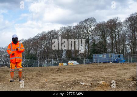 Aylesbury Vale, Royaume-Uni. 6 avril 2021. HS2 ont commencé à abattre le très aimé Jones Hill Wood aujourd'hui. L'auteur local pour enfants Roald Dahl aurait pu s'inspirer du roman pour enfants, le fantastique M. Fox en marchant dans cette ancienne forêt. Les écologistes sont furieux que Natural England ait accordé la licence à HS2 pour tomber dans les bois malgré le fait qu'il y ait de rares chauves-souris barbâtelle vivant dans les bois. La ligne ferroviaire High Speed 2, très controversée et très largement hors de budget, de Londres à Birmingham est en train de sculpter une énorme cicatrice à travers les Chilterns qui est un AONB. Crédit: Maureen McLean/ Banque D'Images