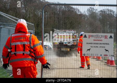 Aylesbury Vale, Royaume-Uni. 6 avril 2021. Un camion Hanson transportant du béton arrive à Jones Hill Wood. HS2 ont commencé à abattre le très aimé Jones Hill Wood aujourd'hui. L'auteur local pour enfants Roald Dahl aurait pu s'inspirer du roman pour enfants, le fantastique M. Fox en marchant dans cette ancienne forêt. Les écologistes sont furieux que Natural England ait accordé la licence à HS2 pour tomber dans les bois malgré le fait qu'il y ait de rares chauves-souris barbâtelle vivant dans les bois. Le controversé et massivement sur budget High Speed 2 rail liaison de Londres à Birmingham est en train de sculpter une énorme cicatrice A. Banque D'Images