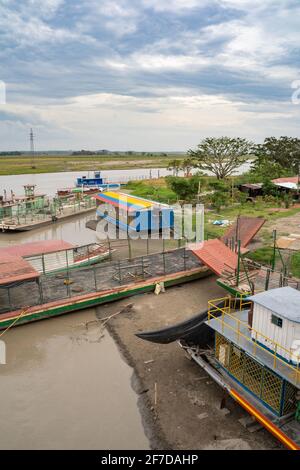 Vue depuis le pont Carlos Llenas, sur la rivière Metica, Puerto Lopez, Meta, Colombi Banque D'Images