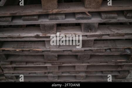 Piles de palettes de fret en bois d'expédition Banque D'Images