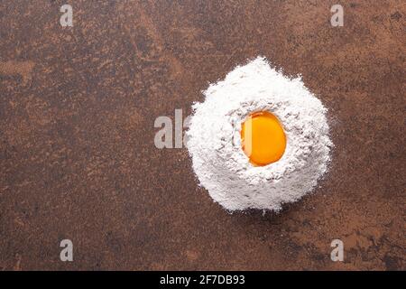 Farines et œufs comme ingrédients de boulangerie pour le pain fait maison qui cuit sur la table. Recette concept vue de dessus à la texture d'arrière-plan de pierre avec espace de copie, fla Banque D'Images