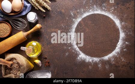 Ingrédients de boulangerie pour du pain maison cuit sur une table. Farine de nourriture cercle rond pour la recette comme vue panoramique de dessus à la texture d'arrière-plan de pierre avec copie Banque D'Images