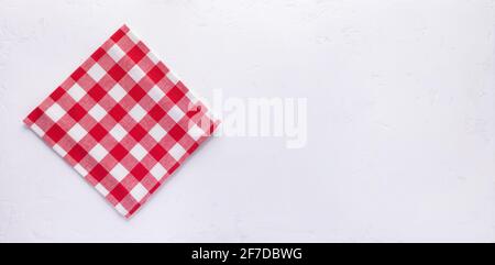 Nappe pliée à carreaux ou à carreaux sur la surface en pierre de la table. Vue de dessus comme panorama de toile de fond texture de serviette avec espace de copie Banque D'Images