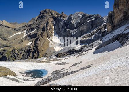 Cirque de Gavarnie vu de près de la flèche de Roland en été (Parc National des Pyrénées, Gavarnie, midi-Pyrénées, Occitanie, France) Banque D'Images
