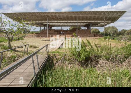 Visiteurs au site archéologique de Cancho Roano. Zalamea de la Serena, Badajoz, Extremadura, Espagne Banque D'Images