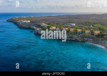 Vue aérienne au-dessus du paysage de la côte de Curaçao, Caraïbes avec l'océan et la plage Banque D'Images