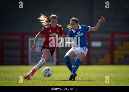 Crawley, Royaume-Uni. 04e avril 2021. Kayleigh Green de Brighton & Hove Albion Women et Ella Toone de Man Utd lors du match FAWSL entre Brighton et Hove Albion Women et Manchester United Women au People's Pension Stadium, Crawley, Angleterre, le 4 avril 2021. Photo d'Andy Rowland. Crédit : Prime Media Images/Alamy Live News Banque D'Images