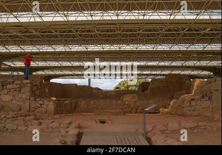 Visiteur prenant des photos dans le site archéologique de Cancho Roano. Site de Tartessian le mieux préservé. Zalamea de la Serena, Extremadura, Espagne Banque D'Images