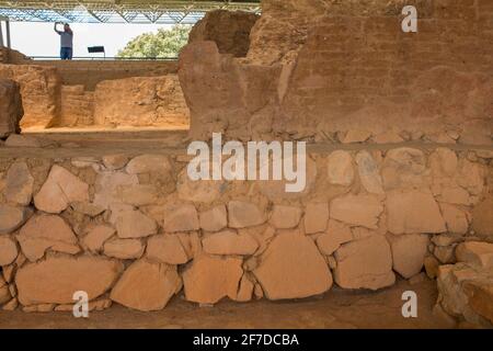 Visiteur prenant des photos au site archéologique de Cancho Roano. Site de Tartessian le mieux préservé. Zalamea de la Serena, Extremadura, Espagne Banque D'Images