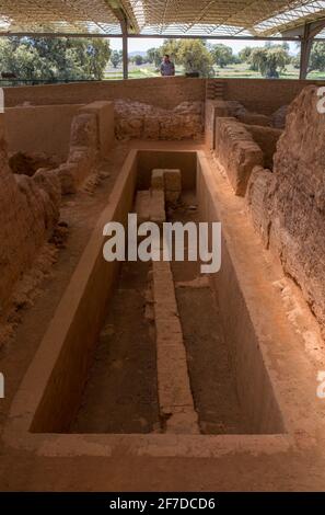 Visiteur observant le site archéologique de Cancho Roano. Site de Tartessian le mieux préservé. Zalamea de la Serena, Extremadura, Espagne Banque D'Images