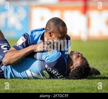 Rotherham, Royaume-Uni. 05 avril 2021. Dennis Adeniran (sur prêt d'Everton) et Fred Onyedinma de Wycombe Wanderers célèbrent à temps plein pendant le championnat Sky Bet derrière un match à huis clos entre Rotherham United et Wycombe Wanderers au New York Stadium, Rotherham, Angleterre, le 5 avril 2021. Photo d'Andy Rowland. Crédit : Prime Media Images/Alamy Live News Banque D'Images