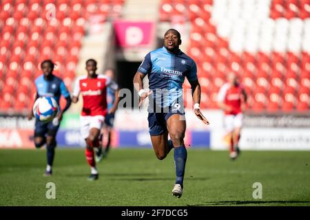 Rotherham, Royaume-Uni. 05 avril 2021. Uche Ikpeazu de Wycombe Wanderers pendant le championnat Sky Bet derrière des portes fermées match entre Rotherham United et Wycombe Wanderers au New York Stadium, Rotherham, Angleterre, le 5 avril 2021. Photo d'Andy Rowland. Crédit : Prime Media Images/Alamy Live News Banque D'Images