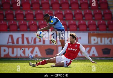 Rotherham, Royaume-Uni. 05 avril 2021. Dennis Adeniran (prêt d'Everton) de Wycombe Wanderers & Matt Crooks de Rotherham United lors du championnat Sky Bet, à huis clos, match entre Rotherham United et Wycombe Wanderers au New York Stadium, Rotherham, Angleterre, le 5 avril 2021. Photo d'Andy Rowland. Crédit : Prime Media Images/Alamy Live News Banque D'Images