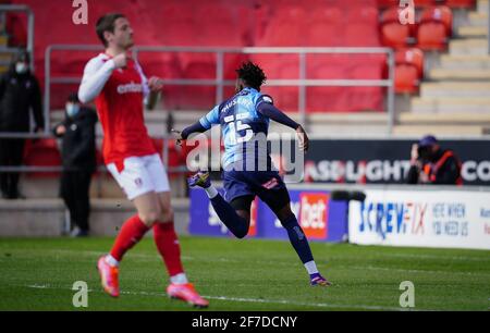 Rotherham, Royaume-Uni. 05 avril 2021. L'amiral Muskwe (en prêt de Leicester City) de Wycombe Wanderers célèbre son but premier lors du championnat Sky Bet derrière un match à huis clos entre Rotherham United et Wycombe Wanderers au stade de New York, à Rotherham, en Angleterre, le 5 avril 2021. Photo d'Andy Rowland. Crédit : Prime Media Images/Alamy Live News Banque D'Images