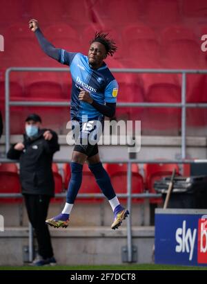 Rotherham, Royaume-Uni. 05 avril 2021. L'amiral Muskwe (en prêt de Leicester City) de Wycombe Wanderers célèbre le but d'ouverture du Sky Bet Championship derrière un match à huis clos entre Rotherham United et Wycombe Wanderers au New York Stadium, Rotherham, Angleterre, le 5 avril 2021. Photo d'Andy Rowland. Crédit : Prime Media Images/Alamy Live News Banque D'Images