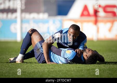 Rotherham, Royaume-Uni. 05 avril 2021. Dennis Adeniran (prêt d'Everton) de Wycombe Wanderers fête avec Fred Onyedinma de Wycombe Wanderers lors du championnat Sky Bet derrière un match à huis clos entre Rotherham United et Wycombe Wanderers au stade de New York, Rotherham, Angleterre, le 5 avril 2021. Photo d'Andy Rowland. Crédit : Prime Media Images/Alamy Live News Banque D'Images