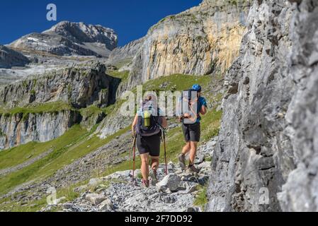 Randonnée à travers la Faja Pelay dans la vallée de l'Ordesa en direction de la cabane de montagne de Góriz (Parc national d'Ordesa y Monte Perdido, Huesca, Aragon, Espagne, Pyrénées) Banque D'Images