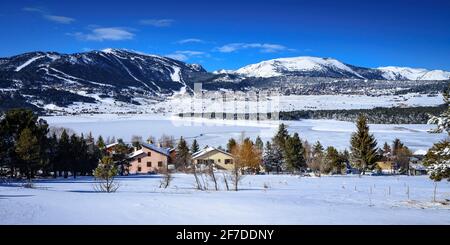 La station de ski les angles, le lac de Matemale et la région des Pyrénées Orientales enneigées en hiver (les angles, Pyrénées Orientales, France) Banque D'Images