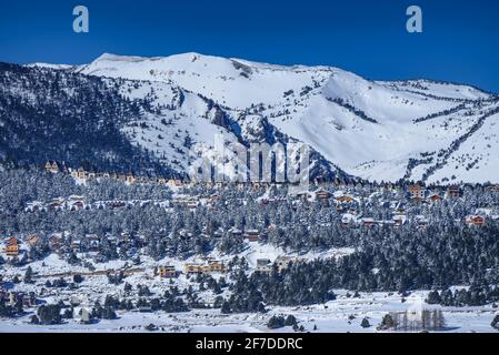 La station de ski les angles, le lac de Matemale et la région des Pyrénées Orientales enneigées en hiver (les angles, Pyrénées Orientales, France) Banque D'Images