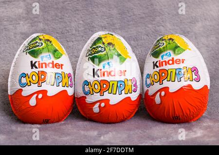 BELARUS, NOVOPOLOTSK - 03 JANVIER 2021 : trois surprises kinder sur fond gris Banque D'Images