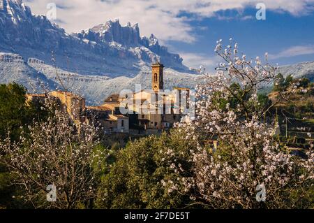 Montagne de Montserrat et village El Vilar de Castellbell i el Vilar, après une chute de neige en hiver (province de Barcelone, Catalogne, Espagne) Banque D'Images