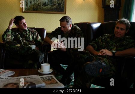 LES OFFICIERS SE MÊLE AU CHESHIRE REGT, DE RETOUR DANS LES CASERNES LEUR RETOUR FRON IRAQ.1/12/04 PILSTON Banque D'Images