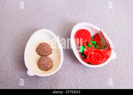 BELARUS, NOVOPOLOTSK - 03 JANVIER, 2021: Open kinder surprise joy close up Banque D'Images