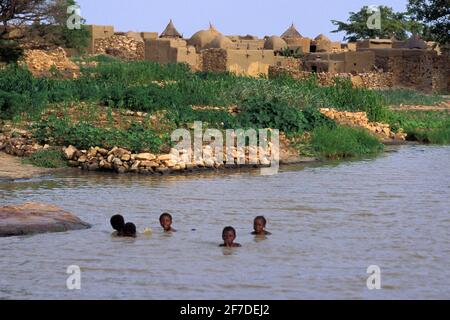 Garçons ayant un bain dans une piscine dans un village Dogon, Sangha, pays Dogon, Mali Banque D'Images