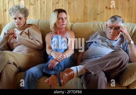 BARBARA ET ROB LOWERY AVEC LEUR FILLE EN DROIT TINA.DISCUTANT LA MORT DE LEUR FILS IAN.1/9/04 PILSTON Banque D'Images