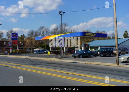 Ephrata, PA, États-Unis - 4 avril 2021 : une station-service Sunoco et un magasin de proximité à Ephrata, comté de Lancaster, PA. Banque D'Images