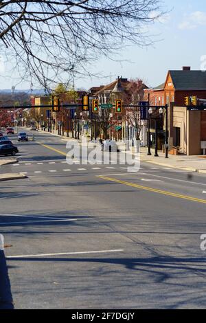 Ephrata, PA, Etats-Unis - 4 avril 2021 : rue principale à Ephrata, comté de Lancaster, PA. Banque D'Images