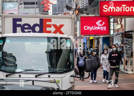 Hong Kong, Chine. 23 mars 2021. Promenez-vous à pied devant un camion de livraison American FedEx Express, des sociétés de télécommunications Citylink et SmarTone à Hong Kong. Crédit: Budrul Chukrut/SOPA Images/ZUMA Wire/Alay Live News Banque D'Images