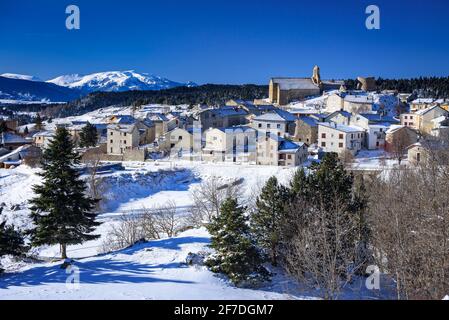 Pyrénées Orientales et le village de la Llagonne neige en hiver (haute Cerdagne, Occitanie, Pyrénées, France) ESP: El pueblo de la Llagonne y la Cerdagne Banque D'Images