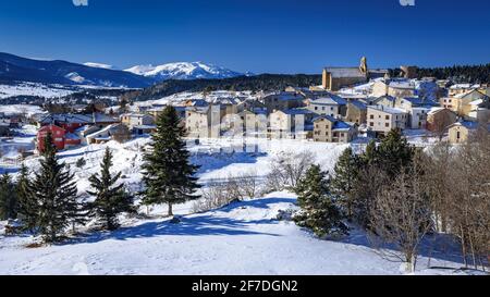 Pyrénées Orientales et le village de la Llagonne neige en hiver (haute Cerdagne, Occitanie, Pyrénées, France) ESP: El pueblo de la Llagonne y la Cerdagne Banque D'Images