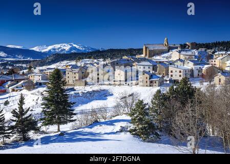 Pyrénées Orientales et le village de la Llagonne neige en hiver (haute Cerdagne, Occitanie, Pyrénées, France) ESP: El pueblo de la Llagonne y la Cerdagne Banque D'Images