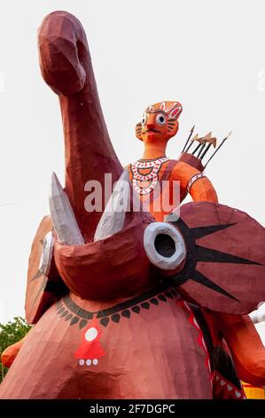 Masques fabriqués par des étudiants de l'Institut d'art T de l'Université de Dhaka pour la célébration du nouvel an de T Bengali, à Dhaka et avril 14 1er Boishakh Bengali Nouvelle année. Banque D'Images