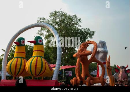 Masques fabriqués par des étudiants de l'Institut d'art T de l'Université de Dhaka pour la célébration du nouvel an de T Bengali, à Dhaka et avril 14 1er Boishakh Bengali Nouvelle année. Banque D'Images