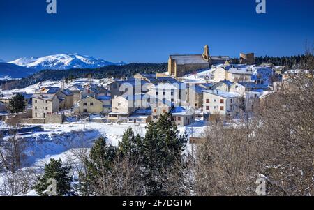 Pyrénées Orientales et le village de la Llagonne neige en hiver (haute Cerdagne, Occitanie, Pyrénées, France) ESP: El pueblo de la Llagonne y la Cerdagne Banque D'Images